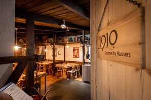 2 restaurantes; se sirve desayuno y cena