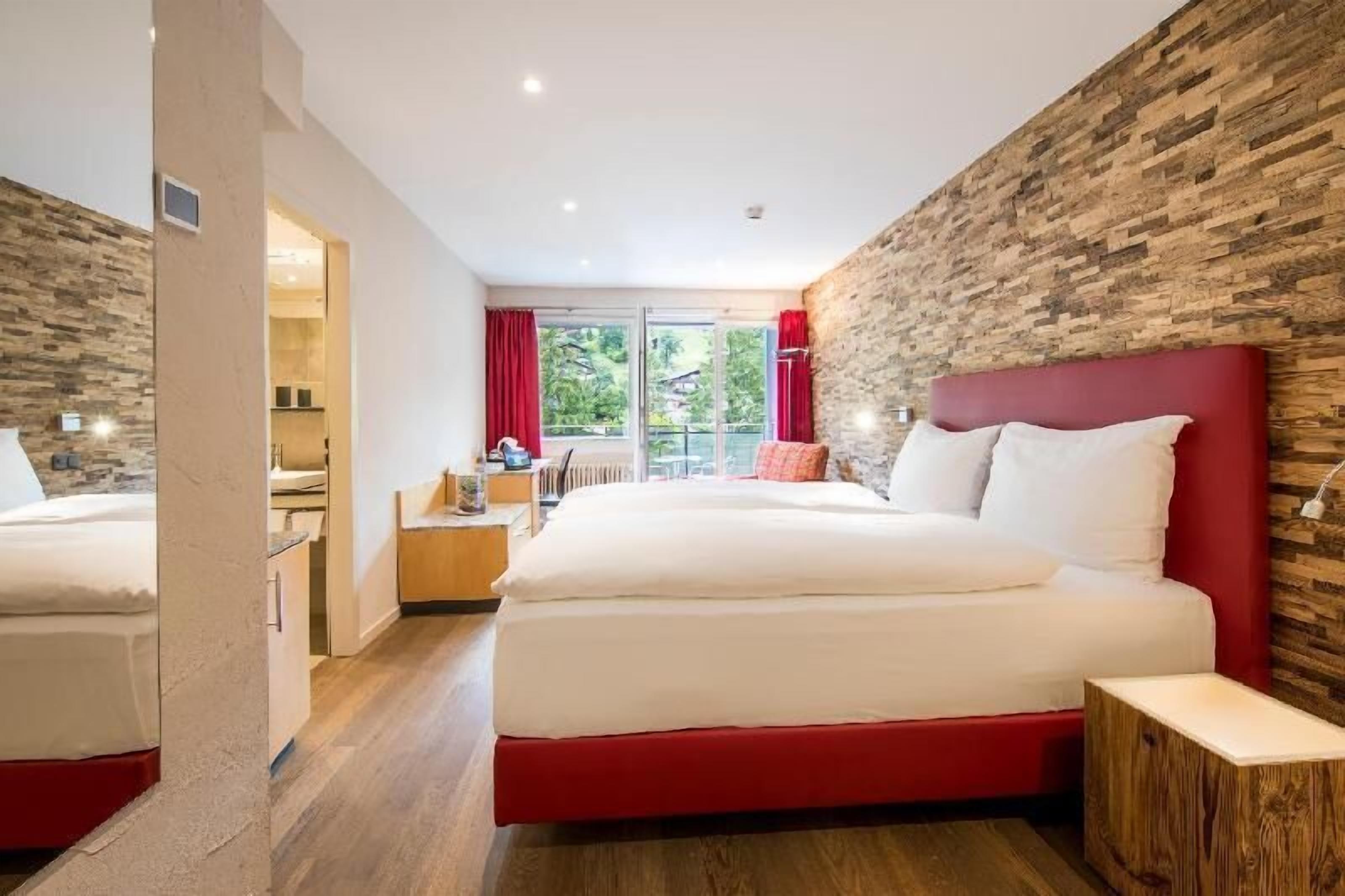 Hypo-allergenic bedding, minibar, in-room safe, desk