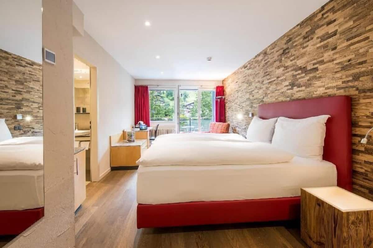 Hypo-allergenic bedding, minibar, in-room safe, desk