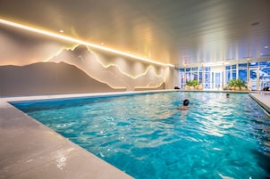 Una piscina cubierta