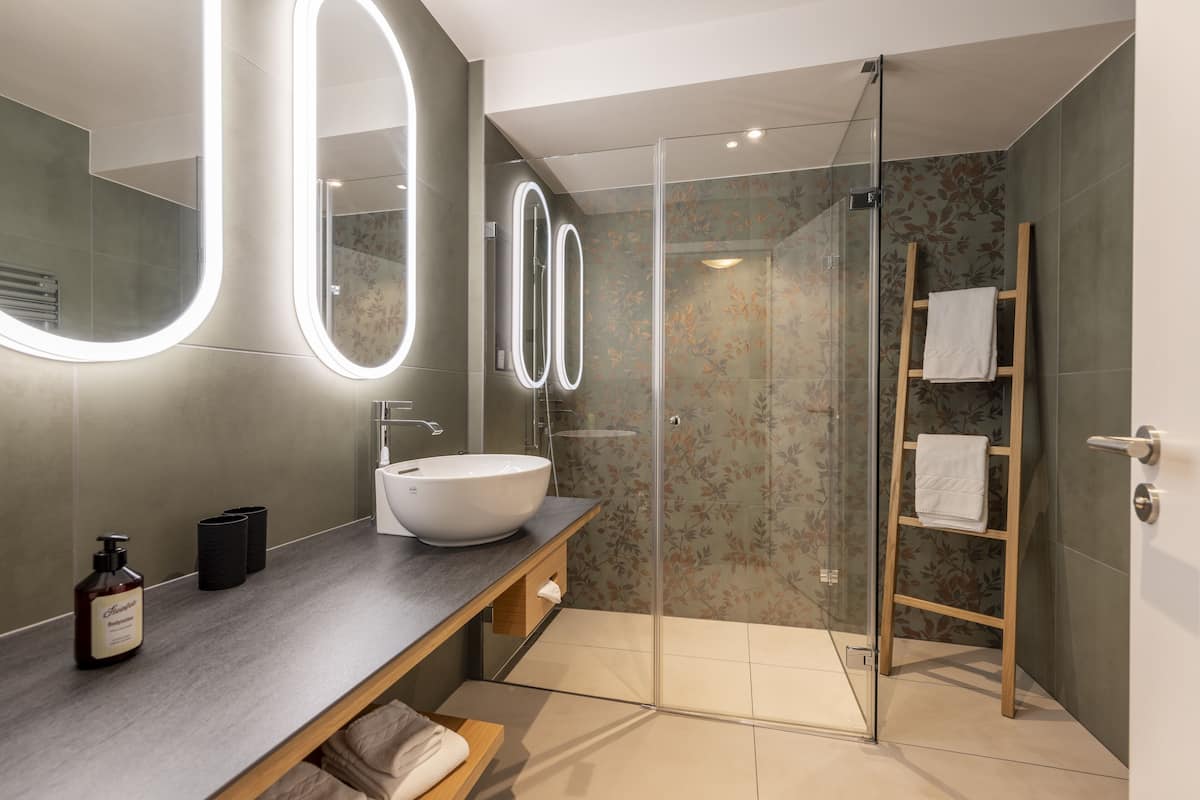 classic double or twin room, balcony, air condtion, garden view | bathroom | eco-friendly toiletries, hair dryer, bathrobes, slippers