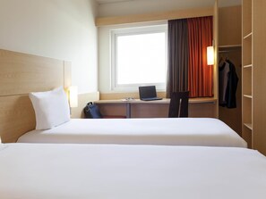 Standard Room, 2 Single Beds | In-room safe, desk, soundproofing, iron/ironing board - ibis Chihuahua (Chihuahua)