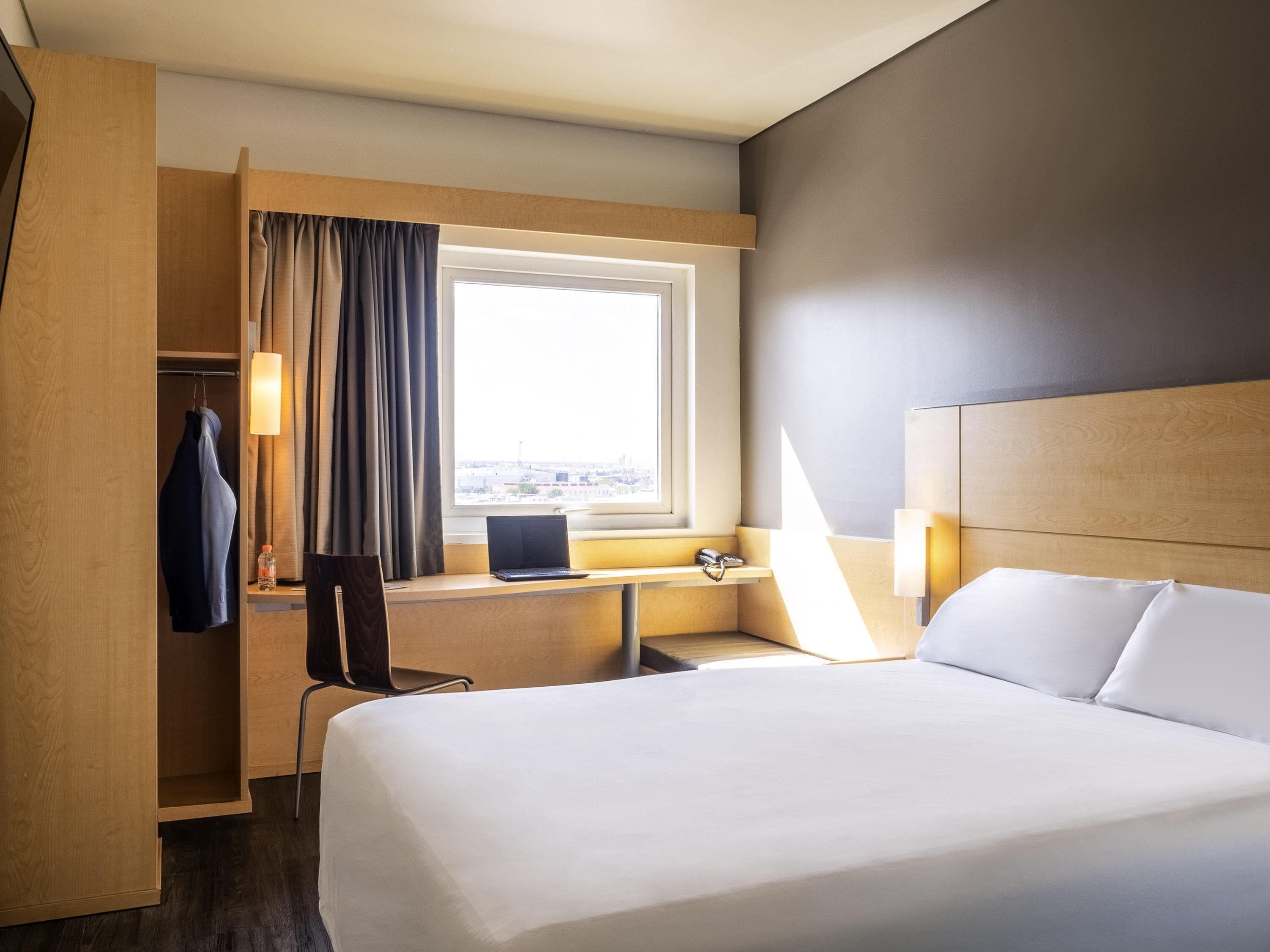 客房内保险箱、办公桌、隔音、熨斗/熨板