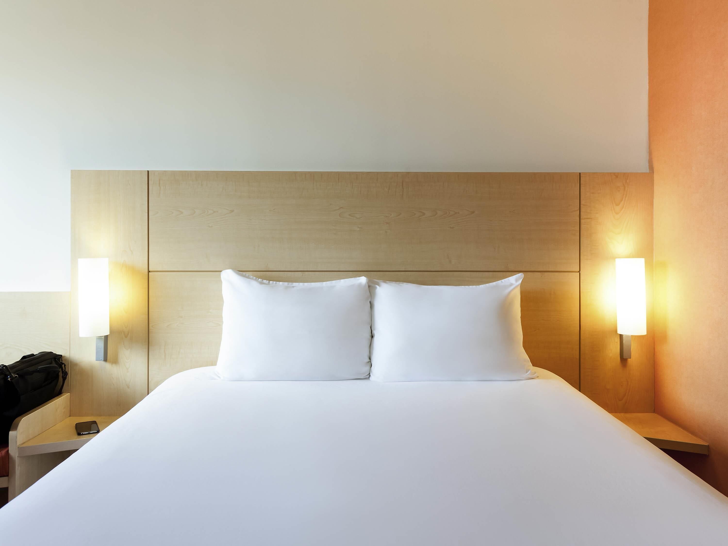 Habitación doble estándar, 1 cama matrimonial | Caja de seguridad en la habitación, escritorio y insonorización 