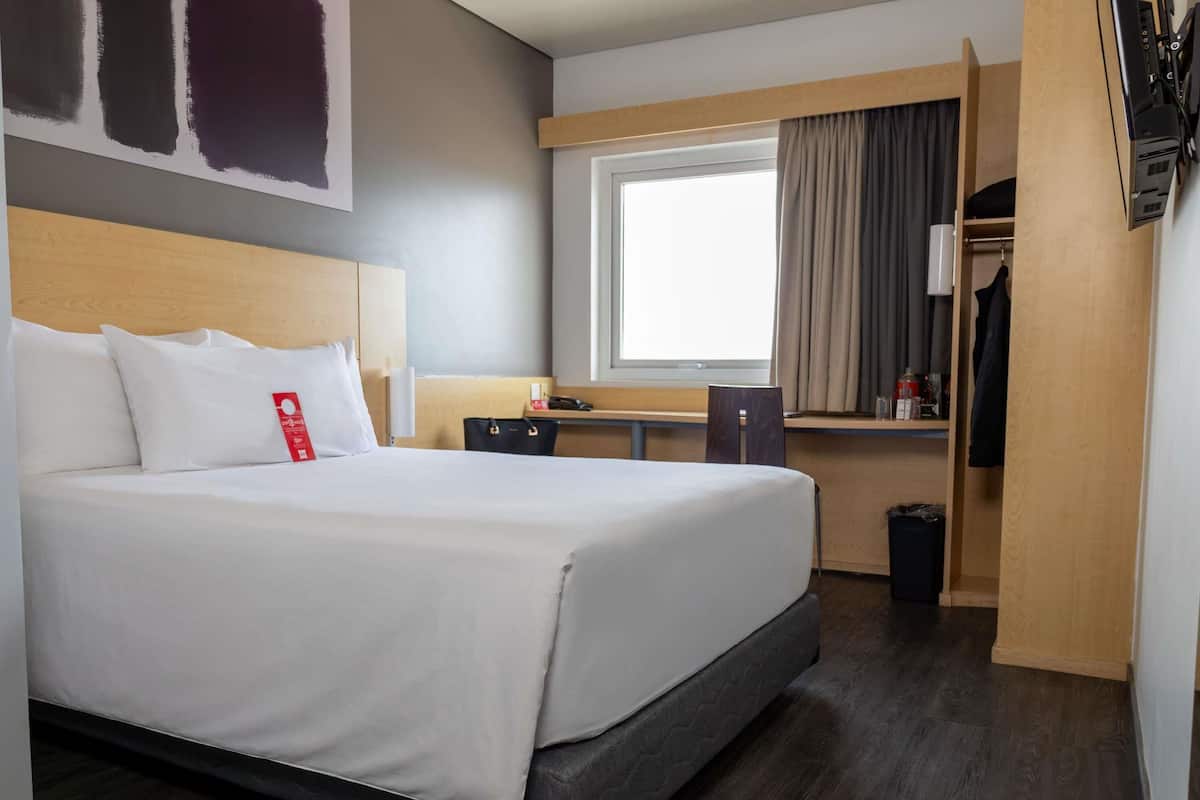 Standard Double Room, 1 Double Bed | In-room safe, desk, soundproofing, iron/ironing board (on request)