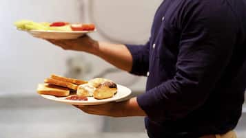 Una persona sosteniendo un plato con comida.