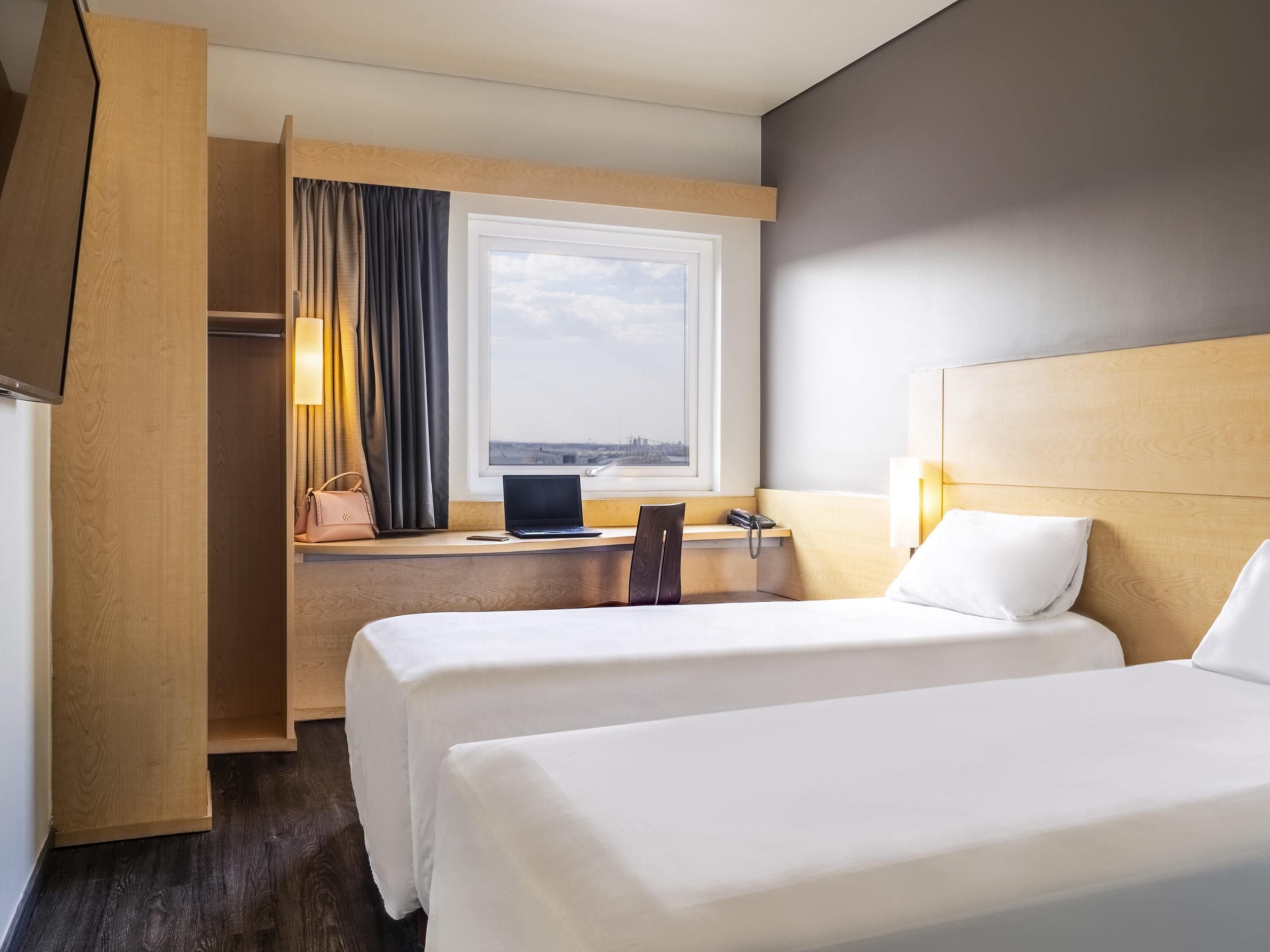 Caja de seguridad en la habitación, escritorio y insonorización 