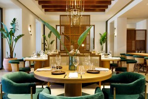 3 restaurants; breakfast, lunch, and dinner served