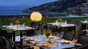 3 restaurants, breakfast served