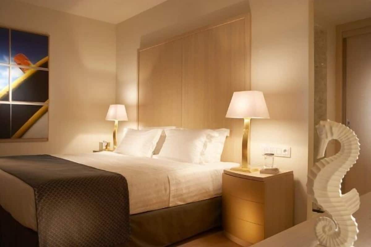 1 bedroom, Egyptian cotton sheets, premium bedding, pillowtop beds