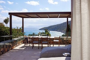One Bedroom Suite Sea View (The Collection) | 客房景观