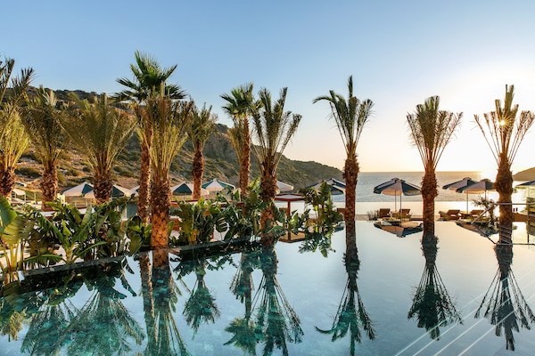 Innenpool, Außenpool, Sonnenschirme