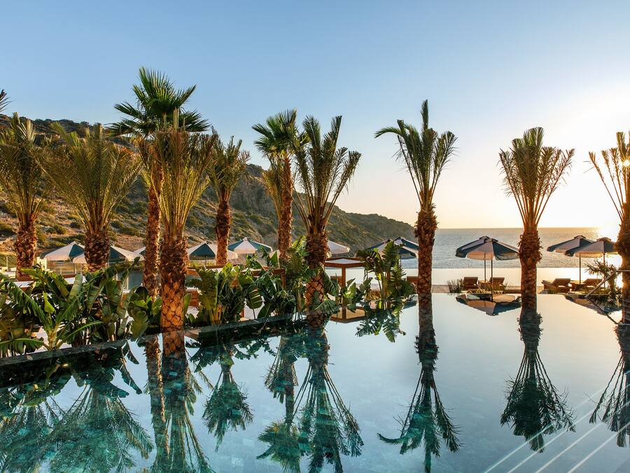 Hồ bơi trong nhà, hồ bơi ngoài trời, dù/ô trên bãi biển/hồ bơi