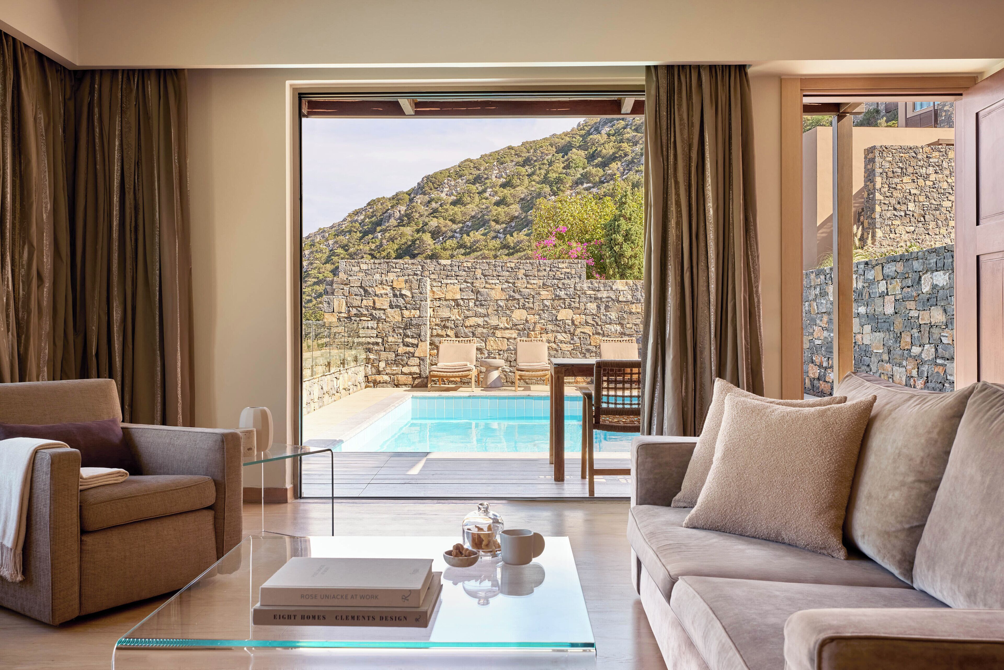 Two Bedroom Wellness Villa With Private Pool | Oppholdsområde | En 42-tommers LCD-TV med Parabol-TV samt TV og iPod-dokkingstasjon