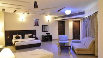 Premium bedding, in-room safe, individually decorated