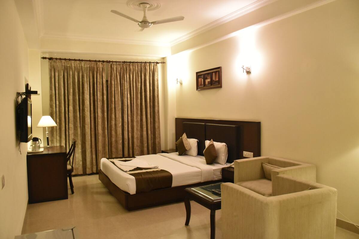 Premium bedding, in-room safe, desk, iron/ironing board