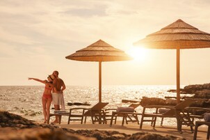 Free beach shuttle, sun loungers, beach umbrellas, beach towels
