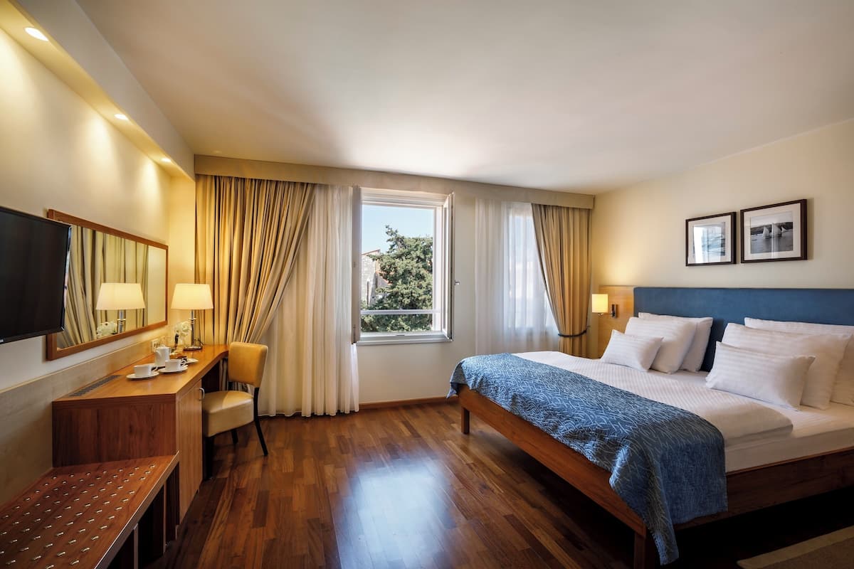 1 bedroom, in-room safe, desk, iron/ironing board