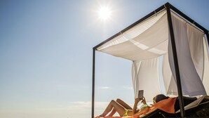 A beachside bed with a canopy, overlooking the sea. - Valamar Riviera Hotel & Residence (Porec)