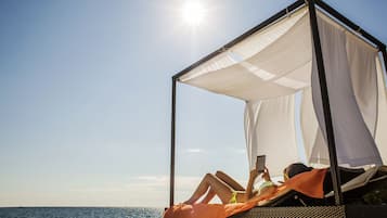Free beach shuttle, sun-loungers, beach umbrellas, beach towels