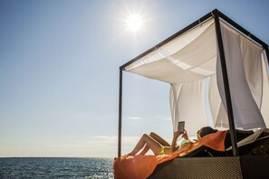 Free beach shuttle, sun loungers, beach umbrellas, beach towels