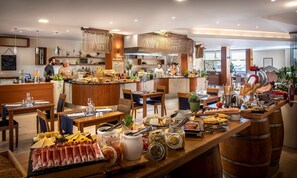 2 restaurants; breakfast, lunch, and dinner served - Valamar Riviera Hotel & Residence (Porec)