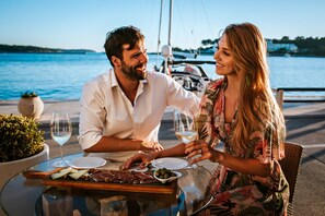 Lobby lounge, ocean view, open daily