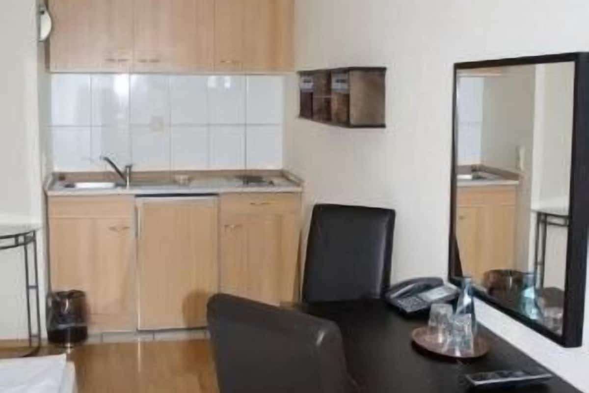 Standaard appartement, 1 tweepersoonsbed | Dineren in de kamer