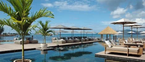 Piscine extérieure, parasols de plage, chaises longues