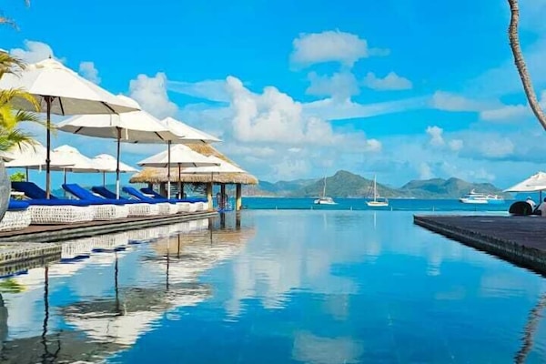 Piscine extérieure, parasols de plage, chaises longues