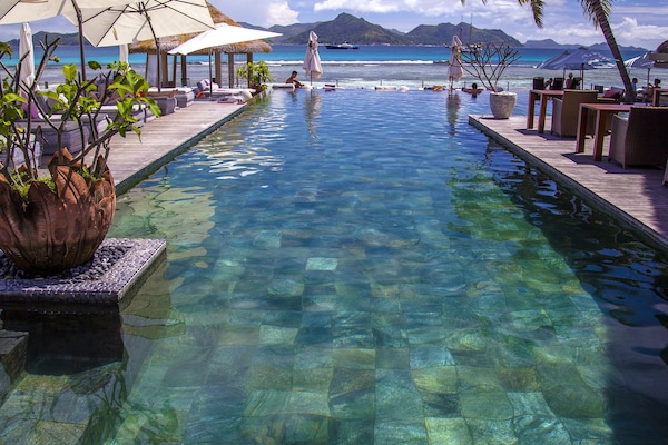 Piscina externa, guarda-sóis, espreguiçadeiras