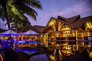 Outdoor pool, pool umbrellas, pool loungers - Le Domaine de L'Orangeraie (La Digue)