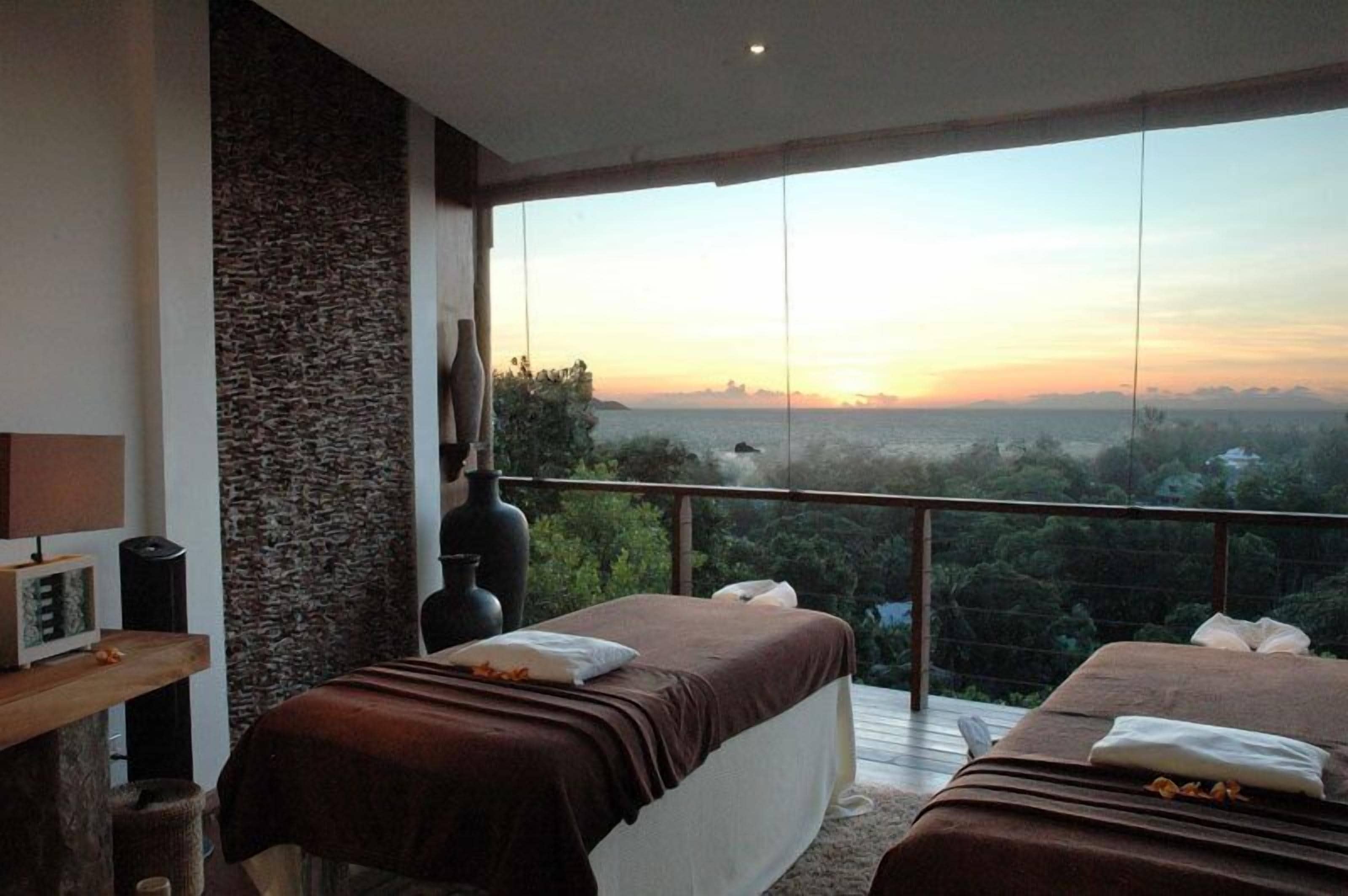 couples treatment room(s), hot tub, steam room, turkish bath/hammam