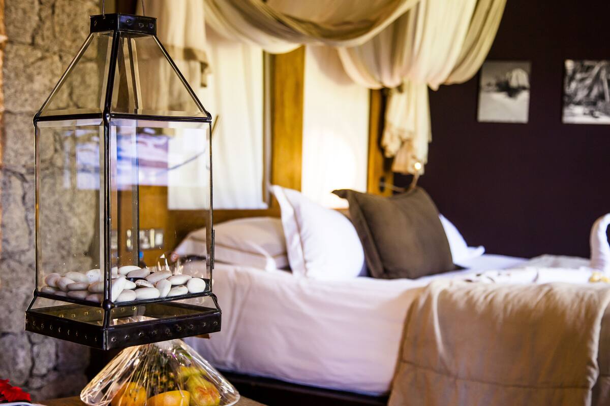 Minibar, coffres-forts dans les chambres, bureau, rideaux occultants