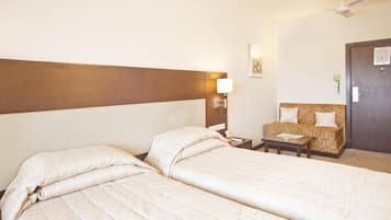 Ropa de cama de alta calidad y caja de seguridad en la habitación