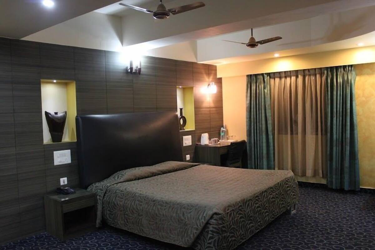 Exclusive Suite | Minibar, desk, iron/ironing board, rollaway beds