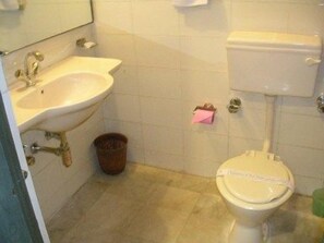 Shower, free toiletries