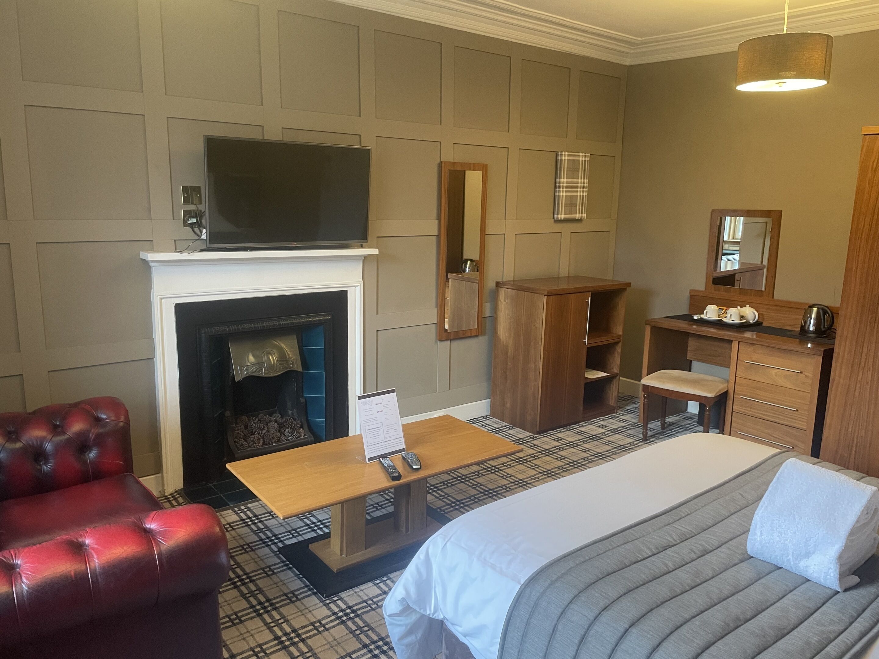 double room, ensuite (with corner bath/shower)