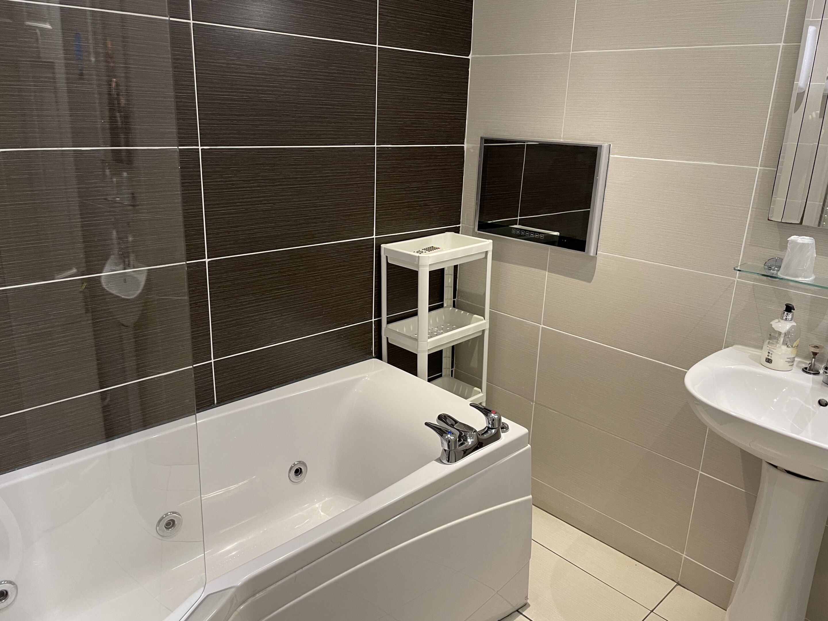 suite, ensuite (bath/shower) | bathroom