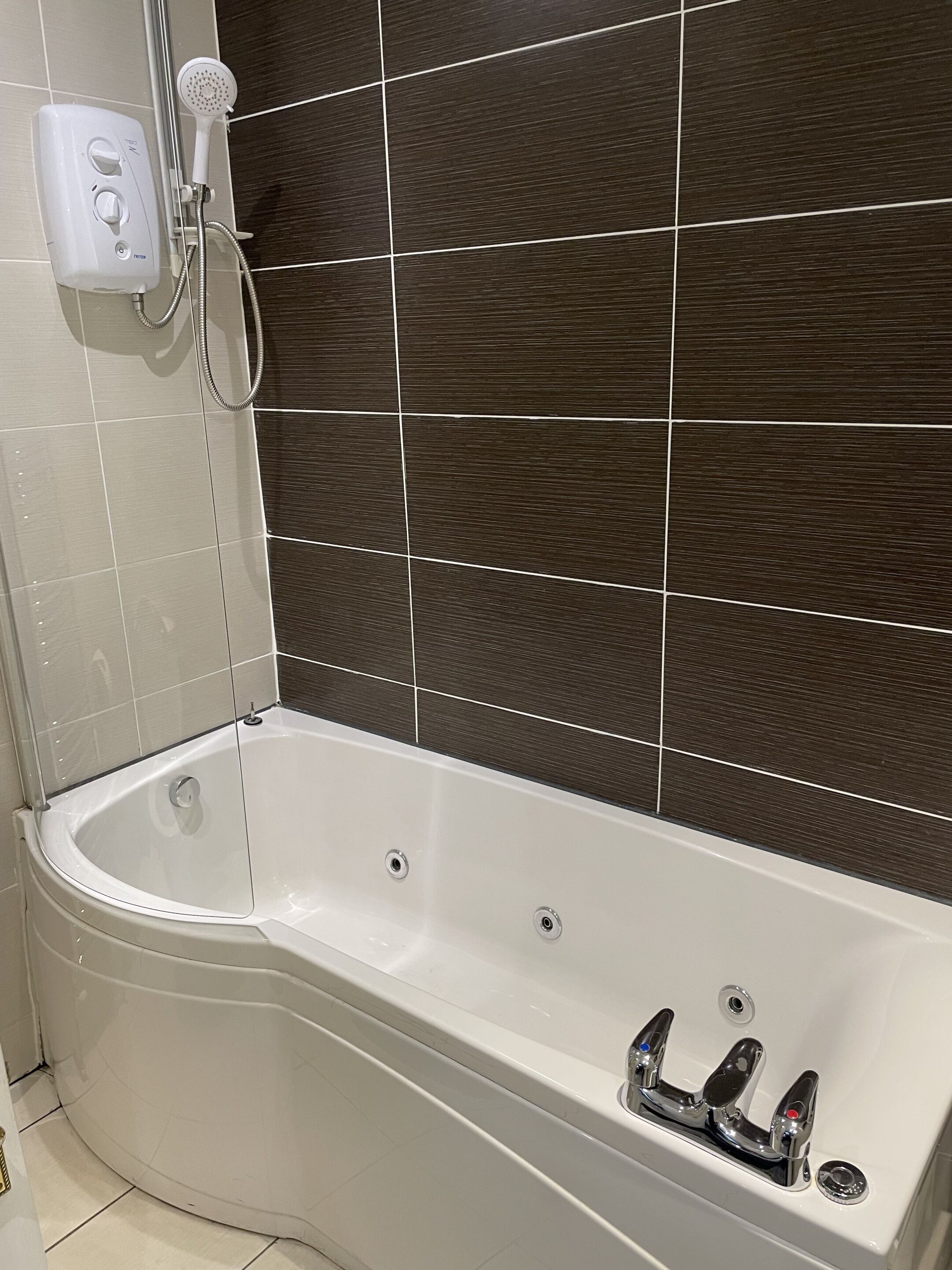 suite, ensuite (bath/shower) | bathroom