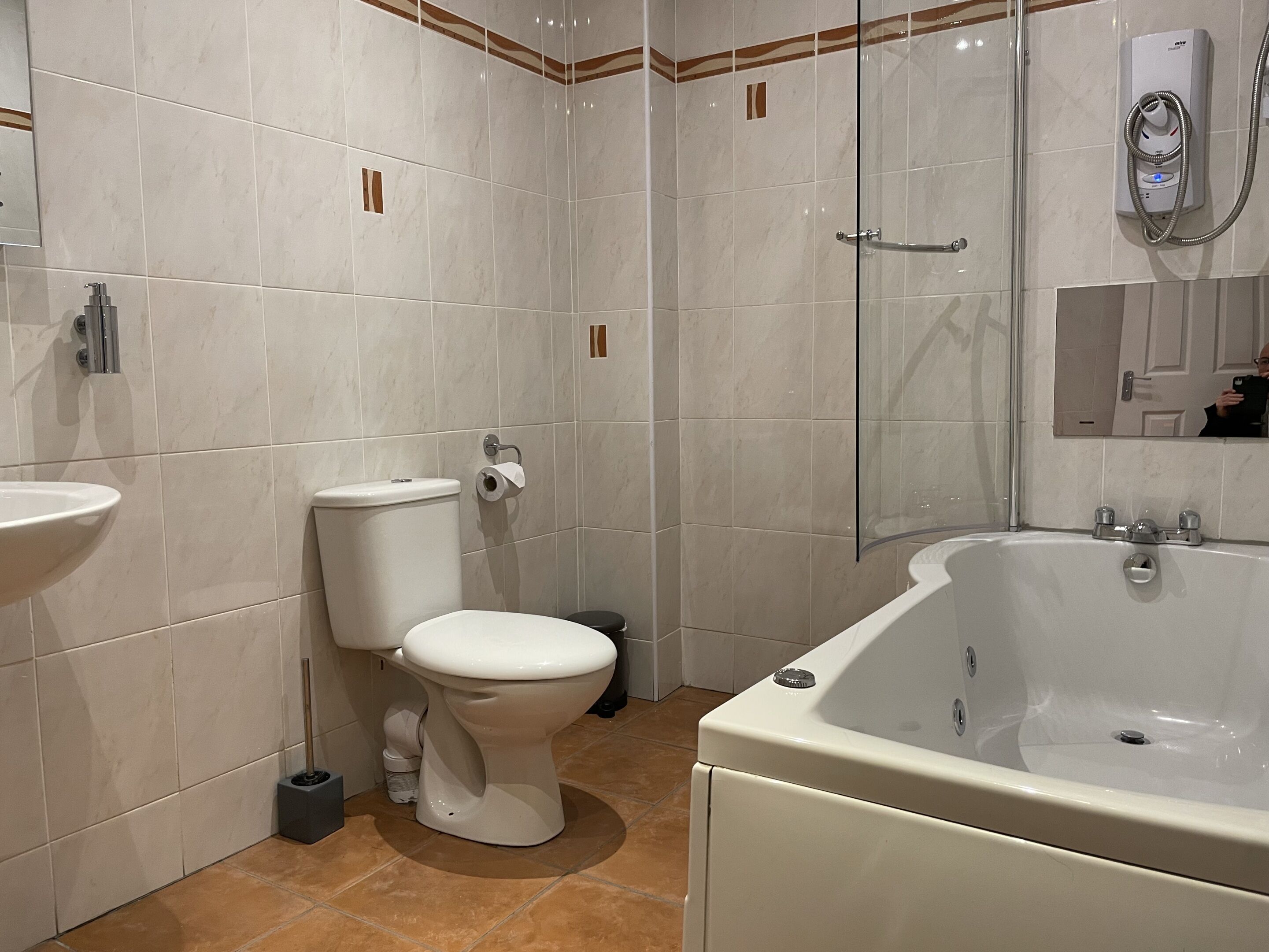 twin room, ensuite (bath/shower) | bathroom