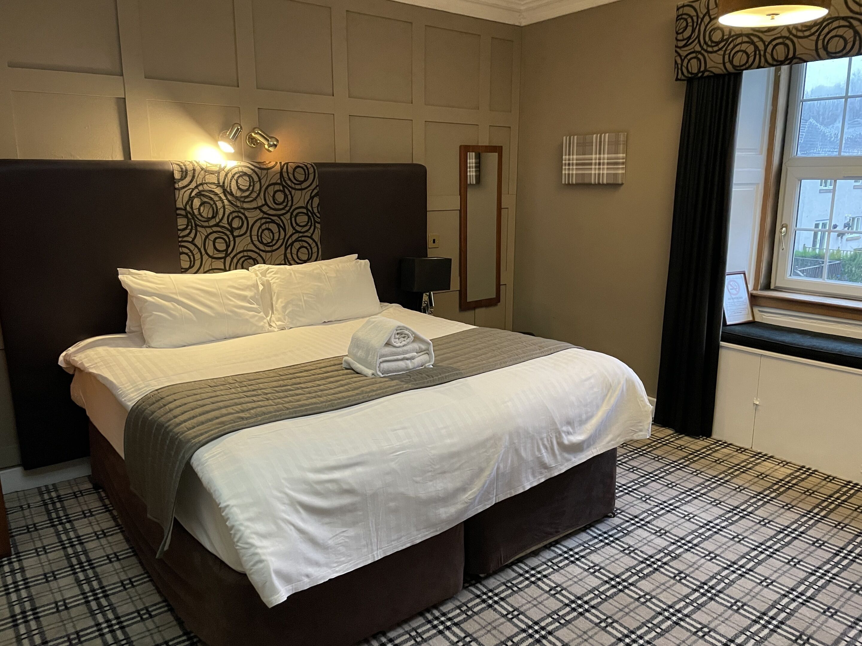 suite, ensuite (bath/shower)