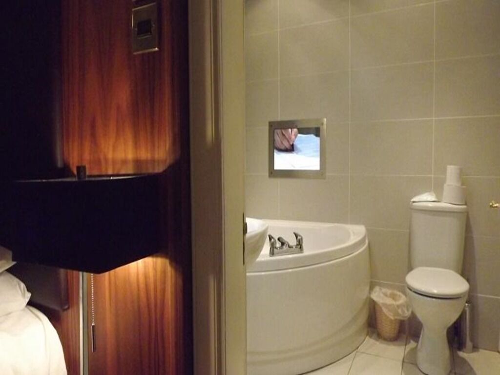 double room, ensuite (with corner bath/shower) | bathroom