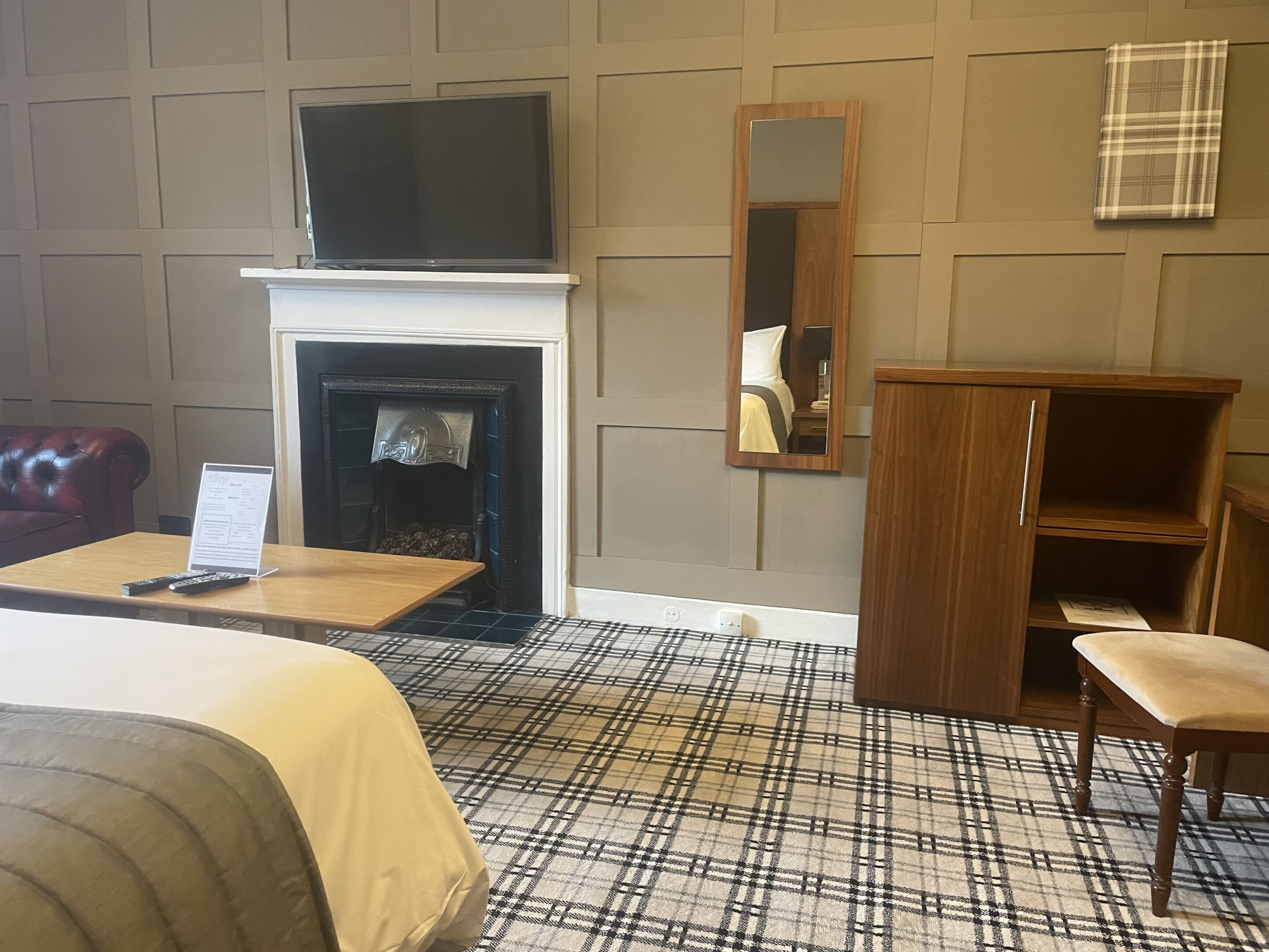 double room, ensuite (with corner bath/shower)