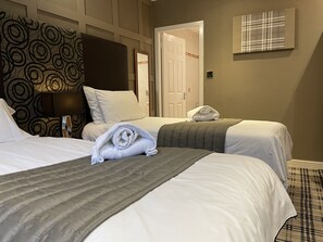 Chambre avec lits jumeaux, salle de bains attenante (Bath/Shower)