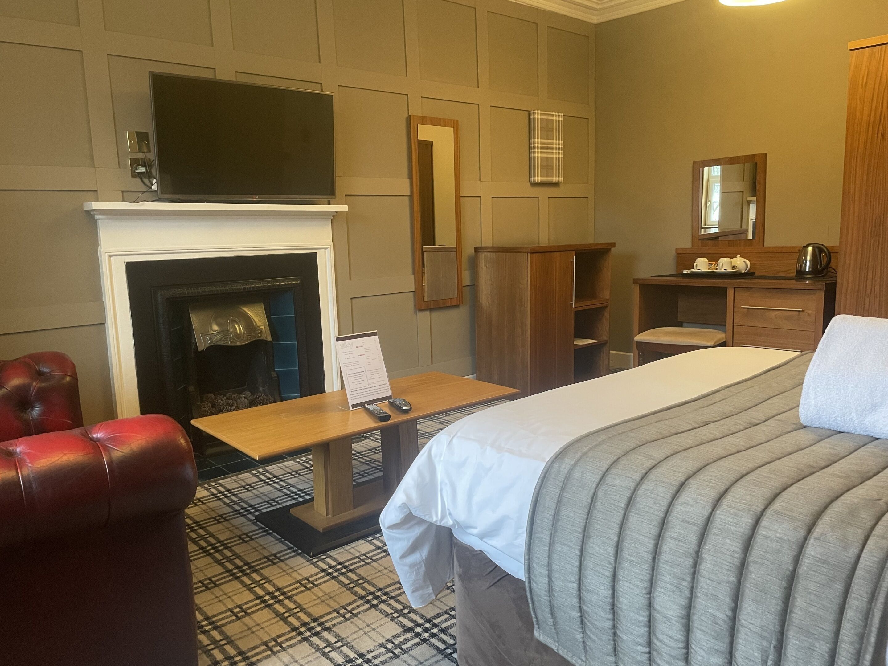 double room, ensuite (with corner bath/shower)