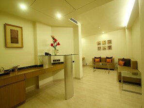 Premium Suite, 1 King Bed | Living area | TV