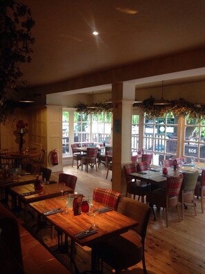 Breakfast, lunch, dinner served; British cuisine, al fresco dining