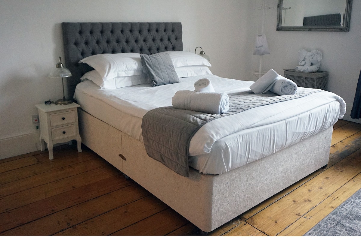 Quarto casal (Cowslip) | Roupas de cama premium, Wi-Fi de cortesia