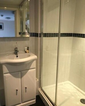 Single Room | Bathroom | Free toiletries, hair dryer, towels - Mariners Hotel (Lyme Regis)